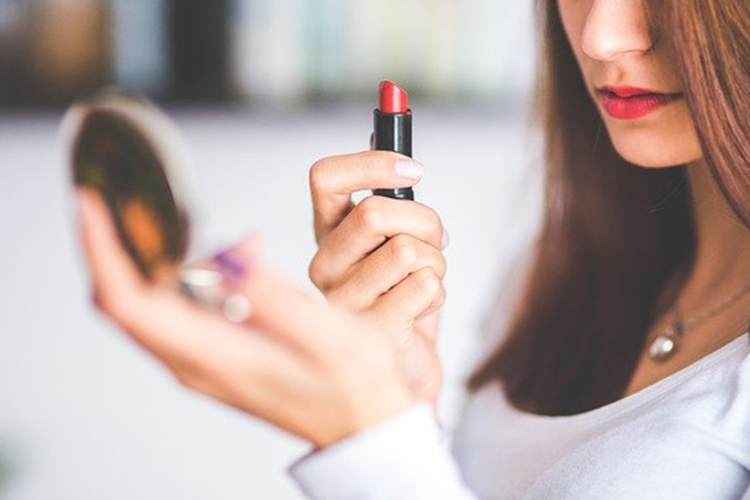 De globale aanpak van acne - De 7 stappen van de make-up voor een beauty make-over, het camoufleren van de foutjes.