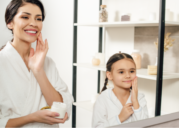 La importancia de enseñar a tus hijos a cuidar su piel 